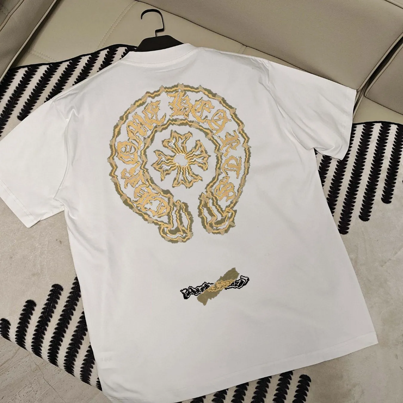 🅿️190 Croix Heart 🔥Pang Ge’s Gospel, the maximum xxl can wear 210 pounds 🐮Higher version 🆕 Top round neck casual short sleeves 👍Advanced customization and versatile style. Anyone can easily control it. The fabric is fully customized. The latest logo design of the luxury classic brand on the chest is very classy. 👍A must buy for those who know the goods! The tailoring is slim-fitting, very refined, shows off aura, and highlights the sophistication of business men. This is unique, it fits just right, and the upper body effect is great! Size: s-xxl